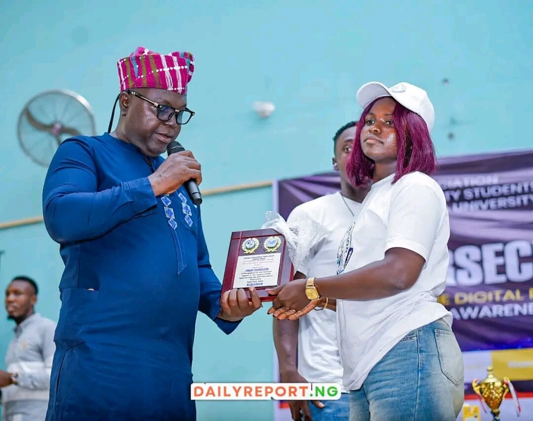 An official presents the Distinguished Sponsorship Award plaque to an Eniebi Foundation representative at SDU Cybersecurity Day 2026