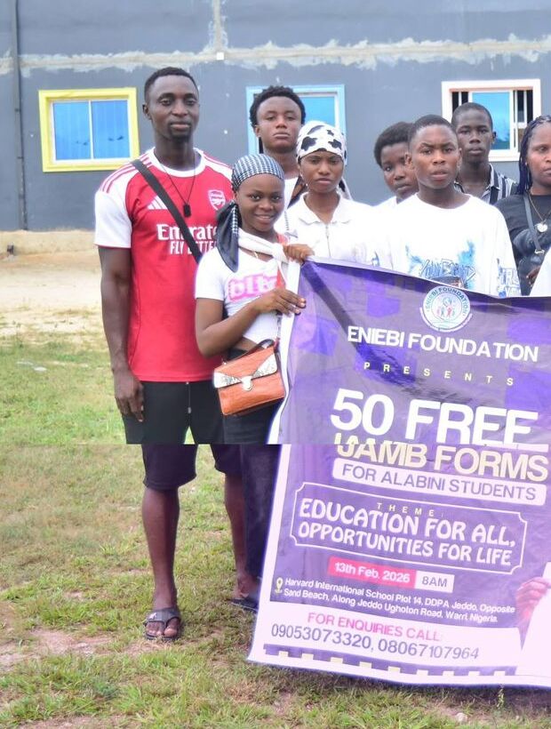 Students and volunteers of the Eniebi Foundation gathered in Jeddo, Warri